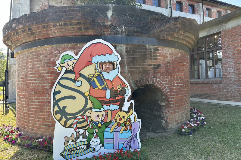 百年煙囪基座配耶誕老人 台南水道推特色打卡點