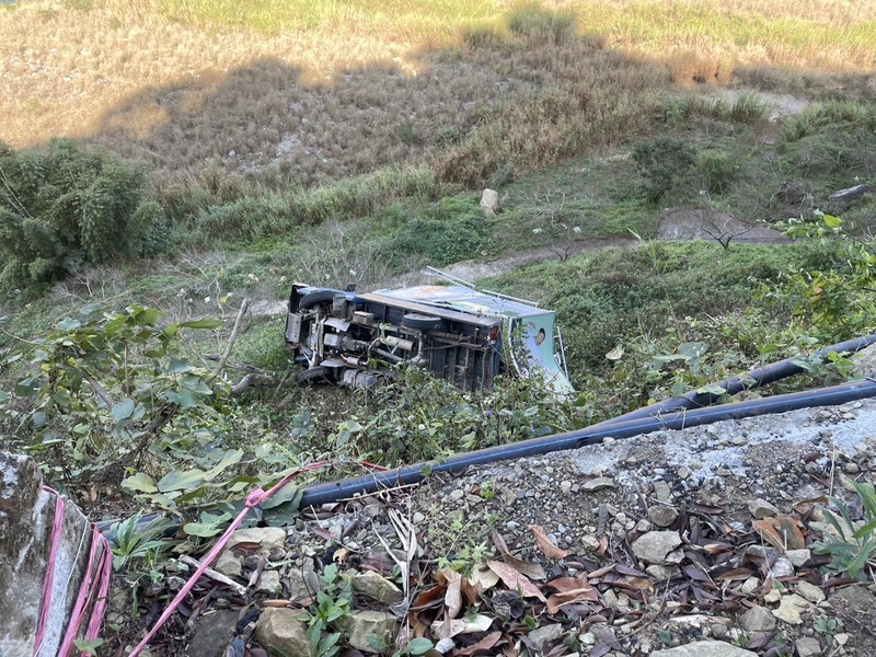 謝志忠宣傳車新社墜邊坡駕駛送醫 暫停選舉行程