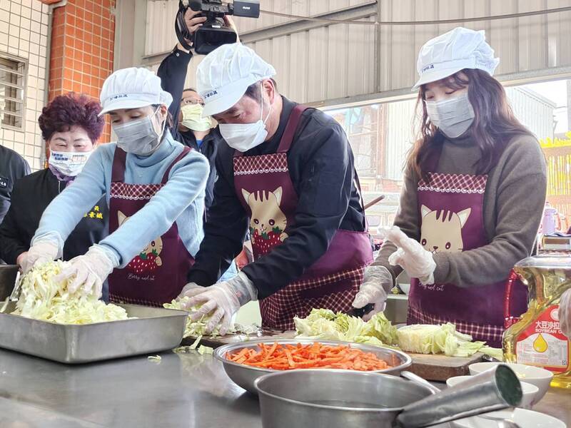 就職週年 鍾東錦偕家人化身志工感恩付出