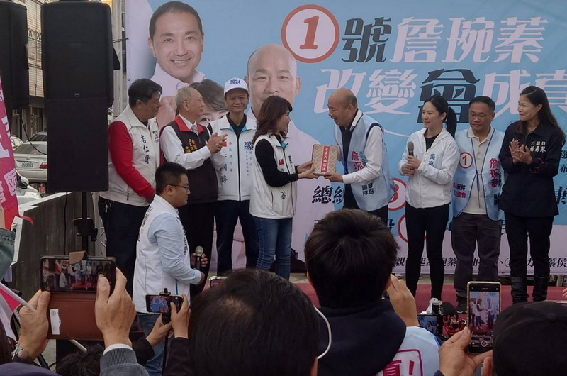 嘉義輔選獲贈耶誕禮物憲法 韓國瑜打趣：要換假髮