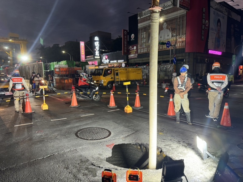 桃園中正路出現80公分天坑 捷運局：非工程造成