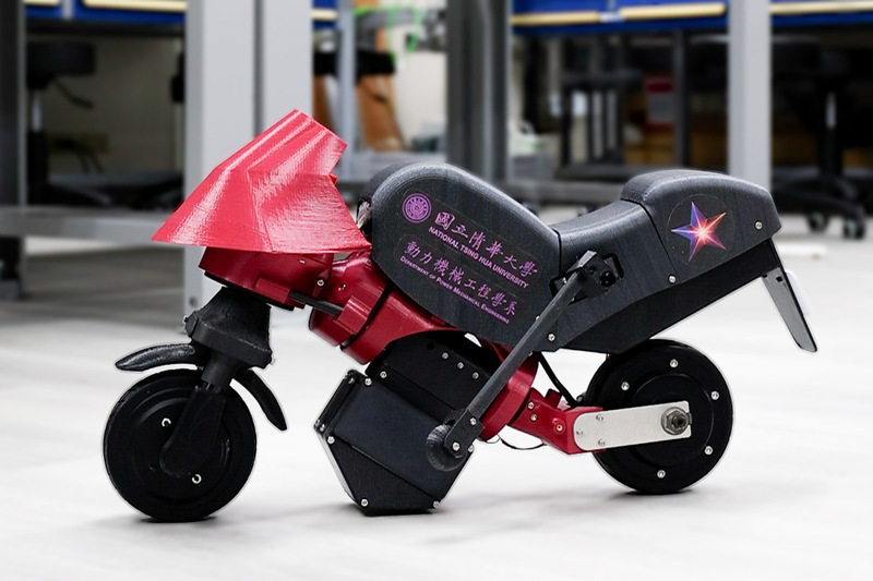 清大學生打造自動平衡機車模型 還可遠端遙控