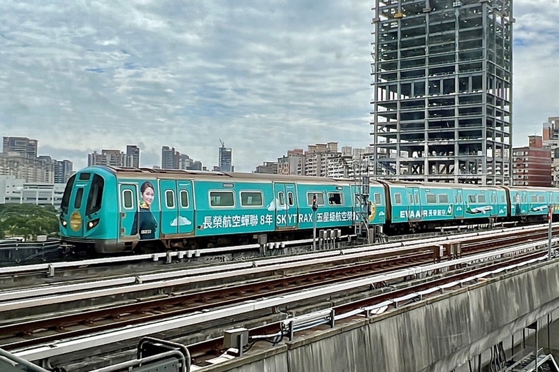 長榮航空偕桃捷公司推彩繪列車 拍照上傳抽機票