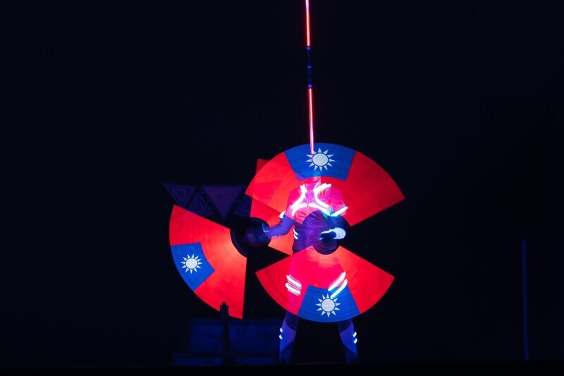 光影魔幻馬戲團年末華麗登場 暖心加入台灣國旗