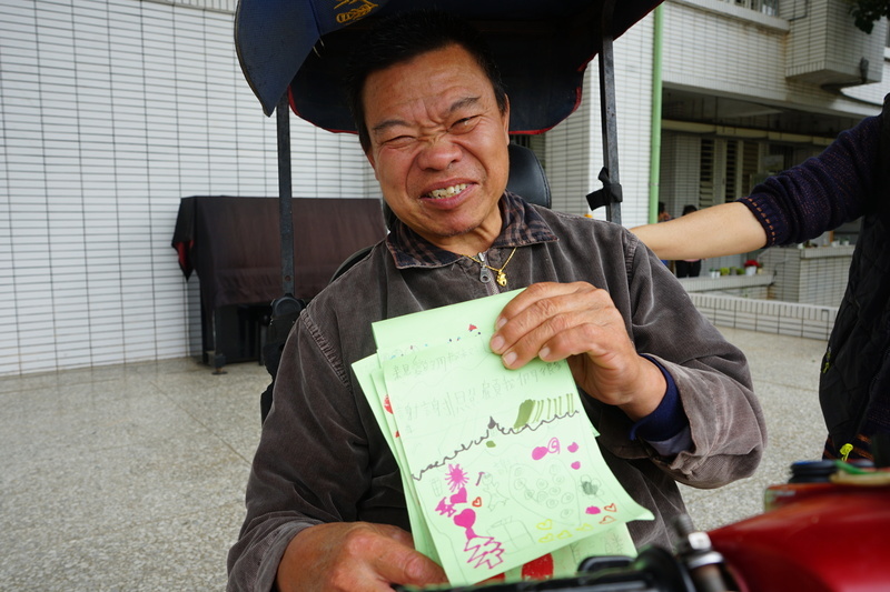 身障校工守護偏鄉學子32年將退休 師生不捨