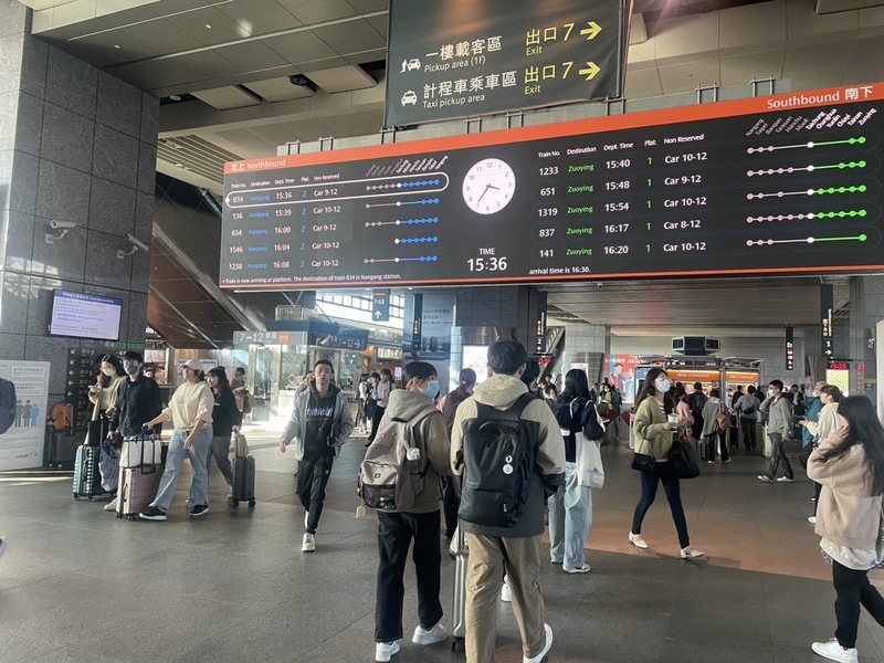 元旦連假疏運 高鐵網站顯示車站人潮燈號