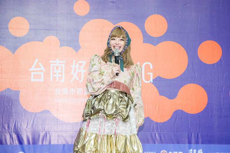 卡莉怪妞台南跨年獻婚後海外首唱 金世正樂嗑水果