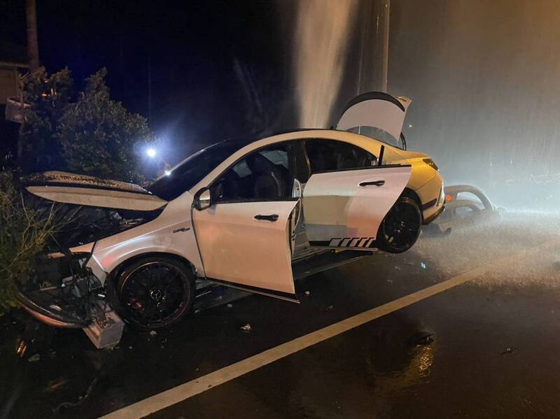 恆春遊客鬥毆2車追逐自撞 釀1死1傷