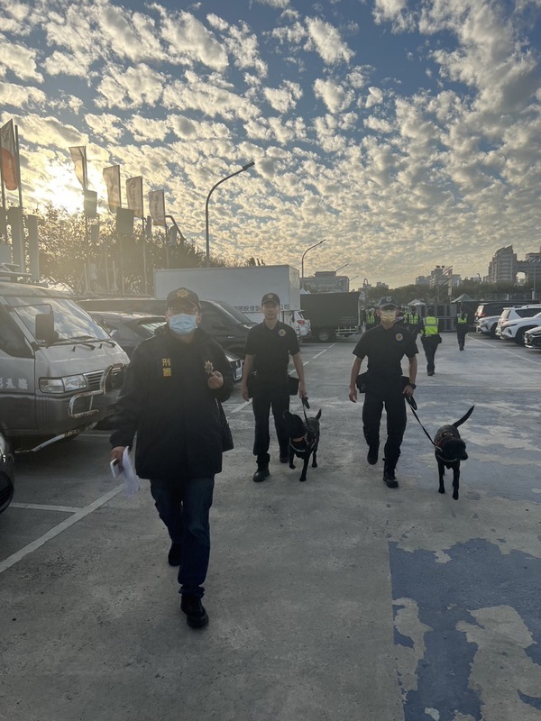 台中跨年晚會場下午起人潮漸增 警犬現身維安