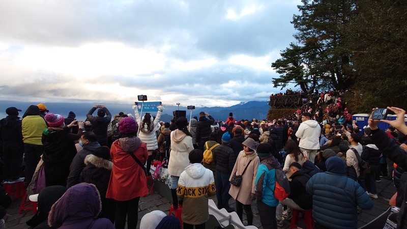阿里山湧上萬遊客 迎接2024第一道曙光