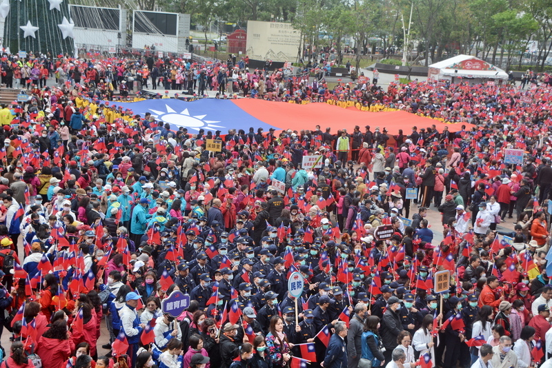 後備憲兵護衛巨幅國旗 新北元旦承諾精進施政效率