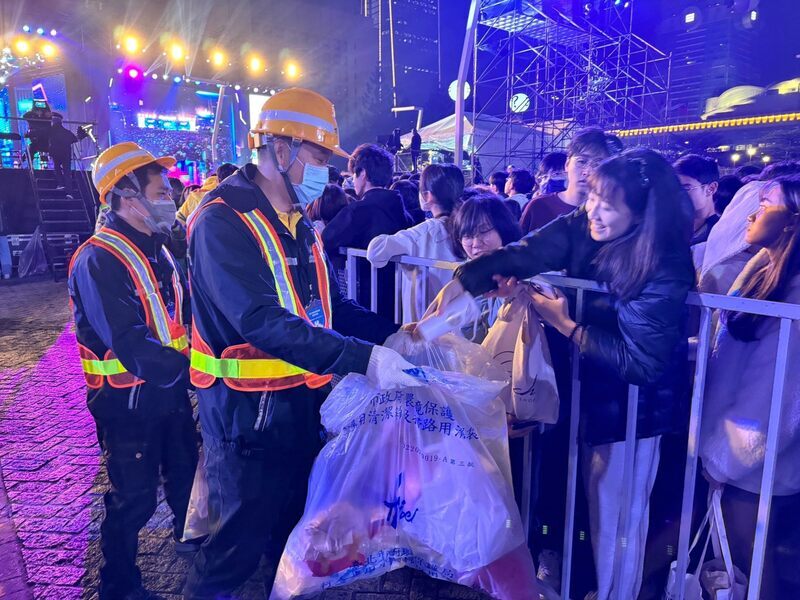 北市跨年湧逾17萬人 清出垃圾14.6公噸