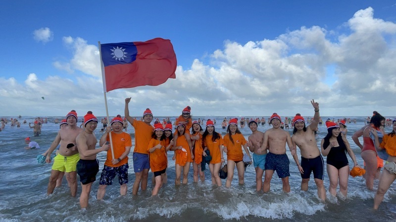 駐荷代表處元旦揮國旗衝北海 迎向台荷400年