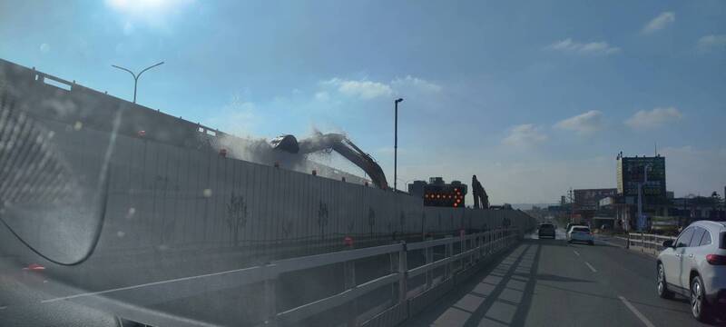 台74線新設工程疑挖破管線 水柱噴濺1層樓高