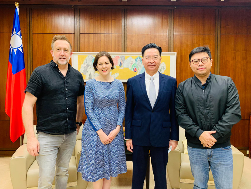 為外國劇組來台搭橋 製作人鄭凱駿寫文化觀察紀錄