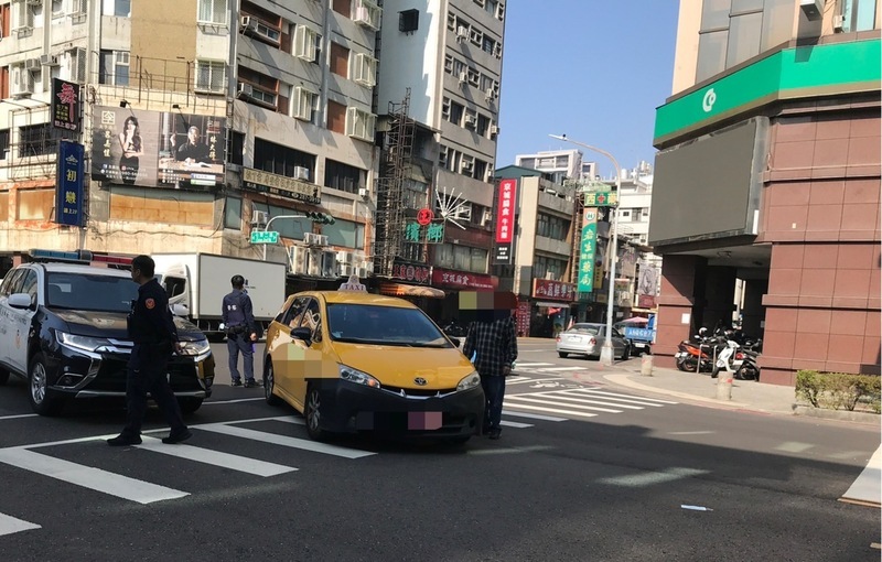 高雄計程車左轉未禮讓 行人綠燈過馬路遭撞
