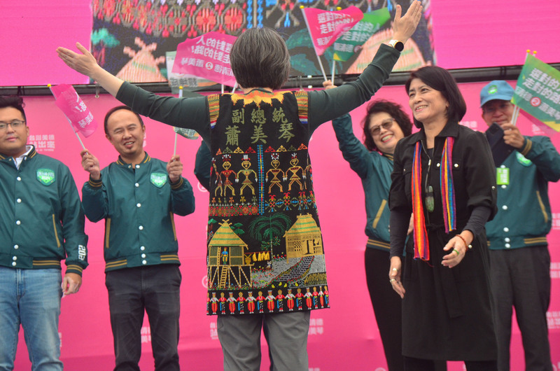 蕭美琴台東造勢 獲贈人間國寶刺繡戰袍