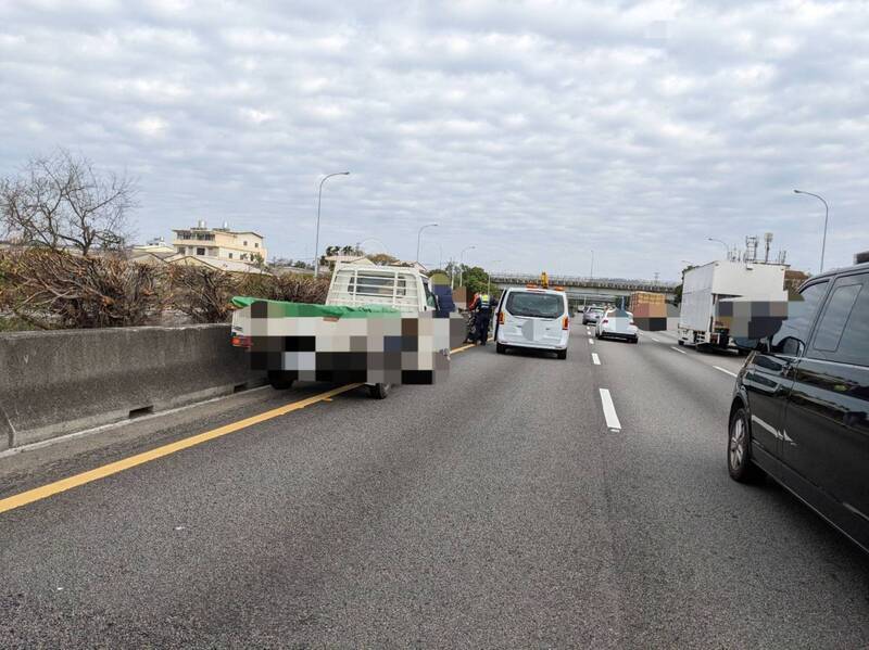 8旬翁騎機車誤闖國1 逆向行釀2車閃避追撞無人傷