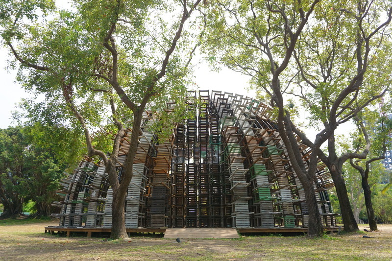 駁二「椅子樂譜」遭婦人攀爬踩斷 高市府將求償