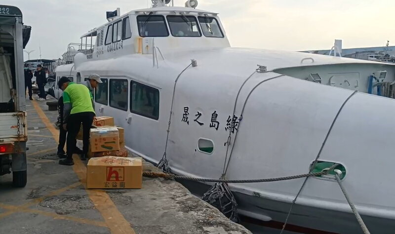 蘭嶼選票專船送達 謝姓民眾搭便船返鄉投票