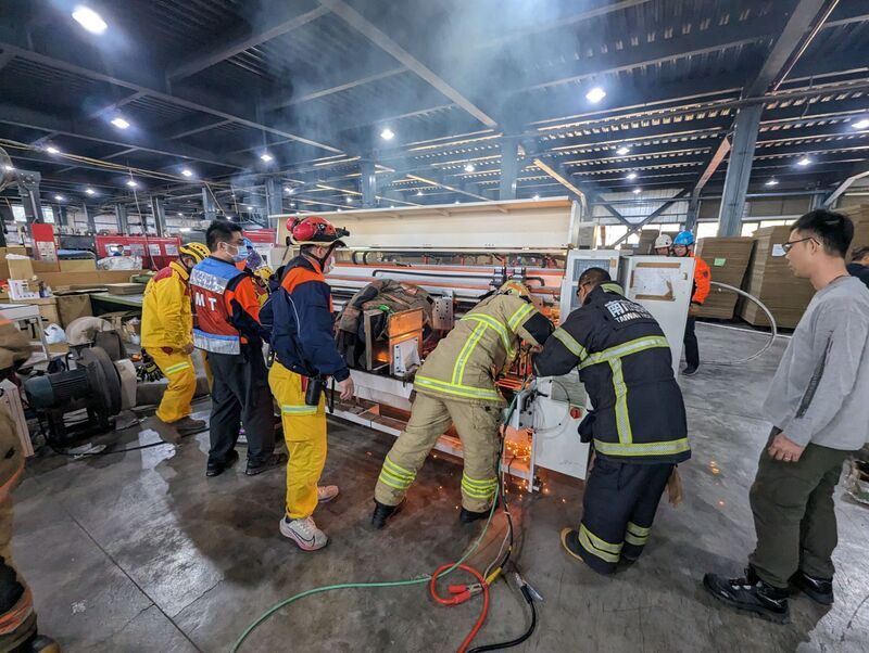 台南某紙器公司男子右前臂遭機器捲入 送醫搶救