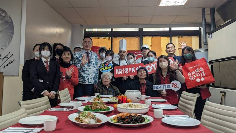 老五老基金會攜手餐飲學子送年菜 獨居老人享圍爐
