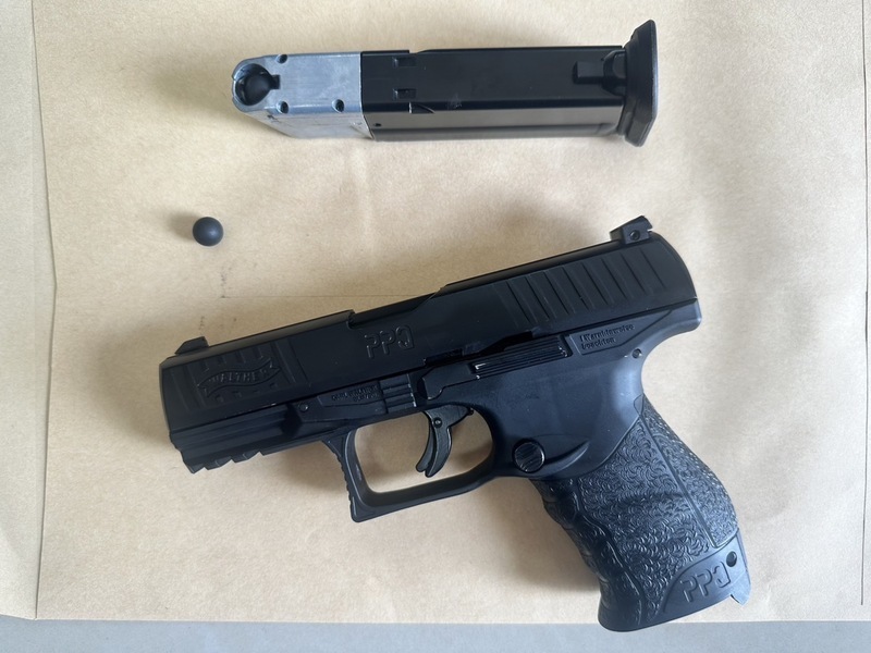 高雄桌遊店遭闖入鳴槍 警逮1男起獲鎮暴槍毒品