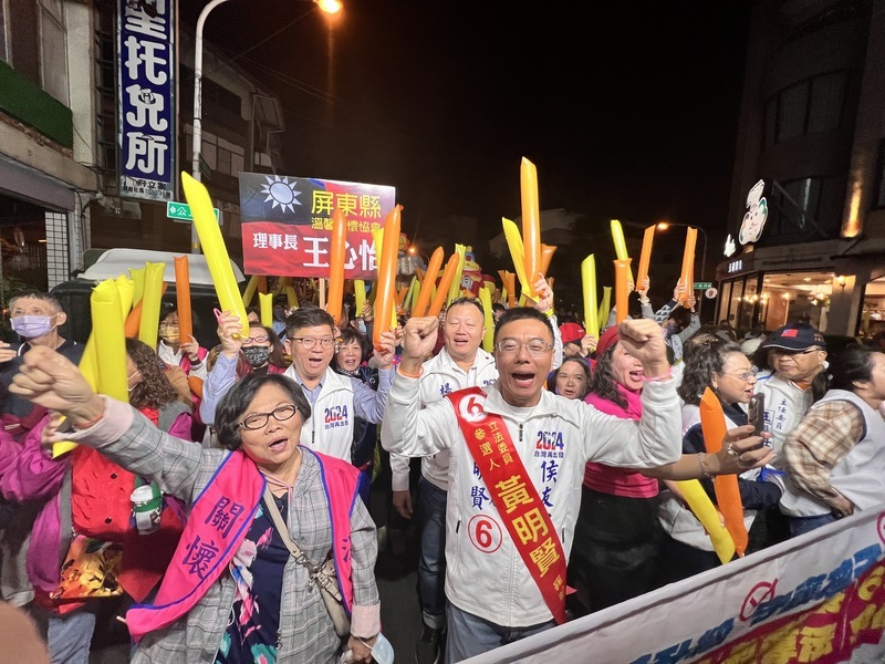 爭奪屏北立委 鍾佳濱車掃、黃明賢辦嘉年華遊行