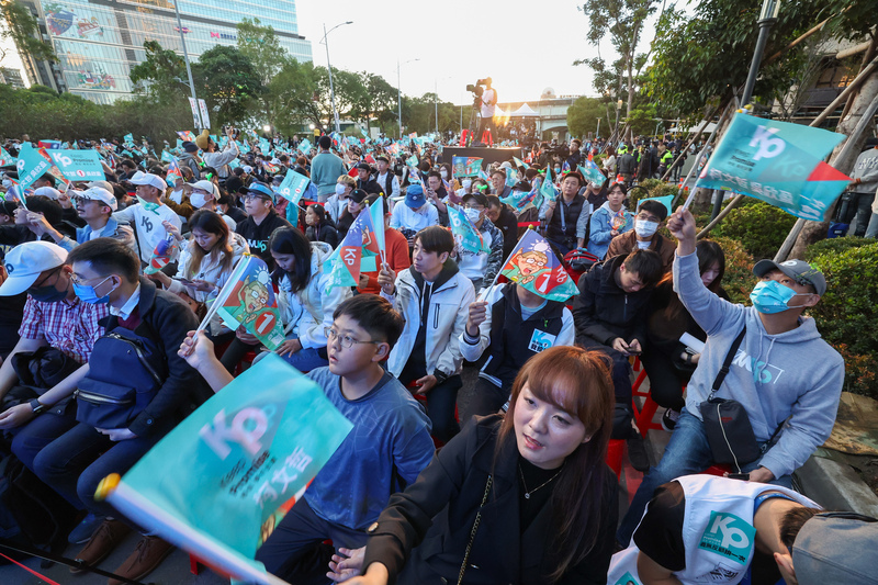 總統大選投票截止 柯文哲支持群眾聚集競總等開票