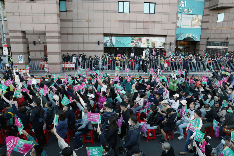 賴清德競總外湧進支持者 關注開票進度