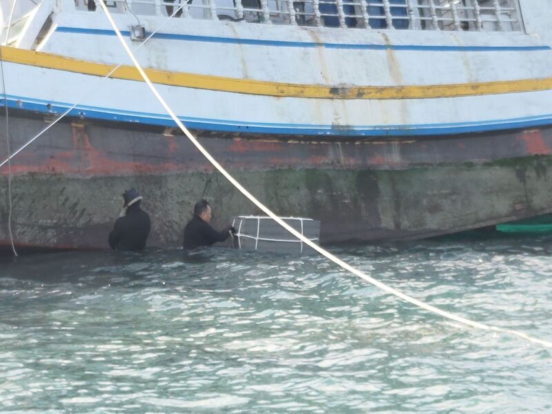 澎湖漁船疑偏離航道擱淺 浮力桶配合漲潮脫困