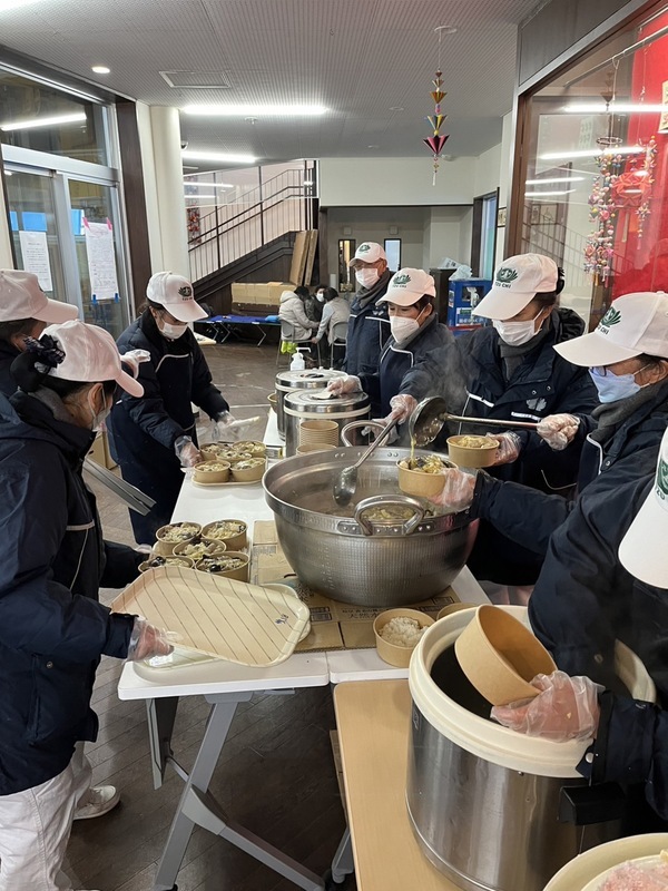 日本能登災區降大雪 慈濟前進穴水町煮熱食送暖