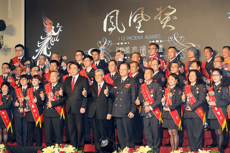 消防署鳳凰獎表揚74楷模 沈文程獻唱浴火鳳凰曲