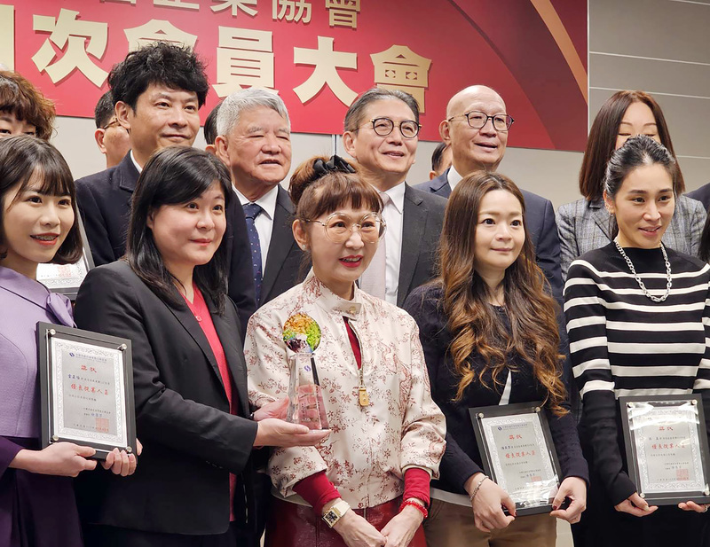 百貨業績拚今年再創高 專家：觀察農曆年銷售