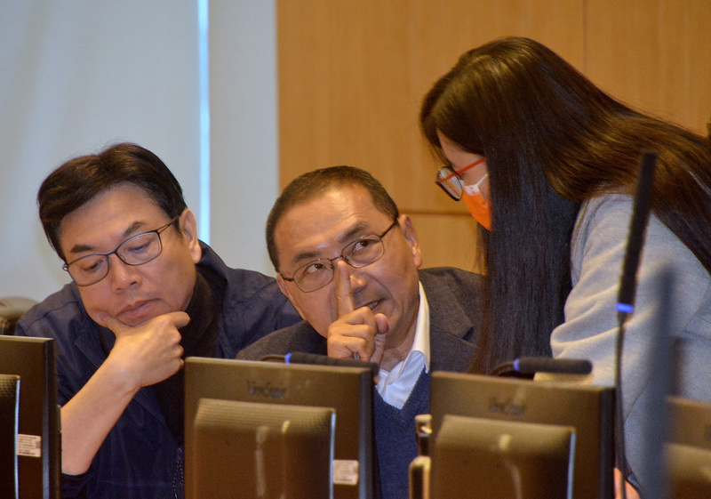 侯友宜選後首度主持市政會議 盼官員為政策辯護