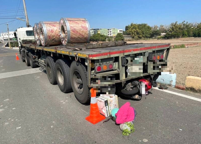 彰化拖板車倒車撞翻機車 騎士老婦捲車底不治