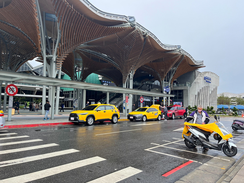 花蓮車站前標線重新規劃 違停科技執法延後啟用