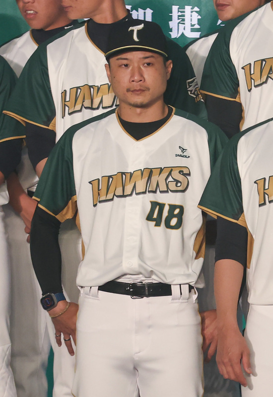 賴鴻誠改披台鋼雄鷹戰袍有拉扯 老婆幫忙做出決定