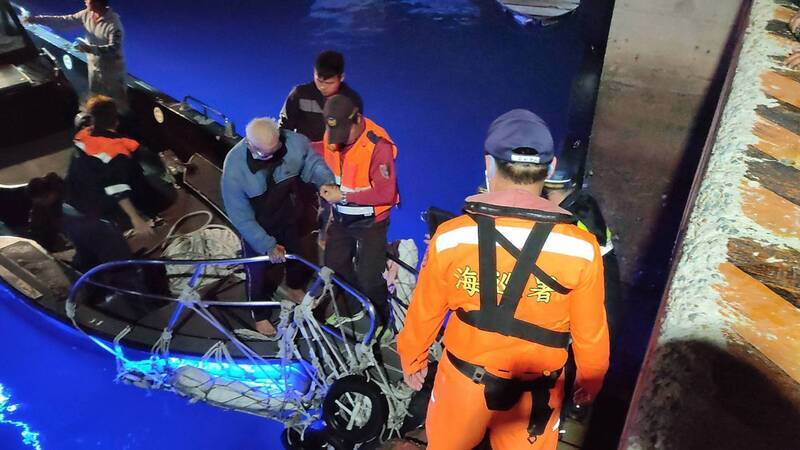 澎湖籍漁船海上失火 船長跳海逃生獲救送醫