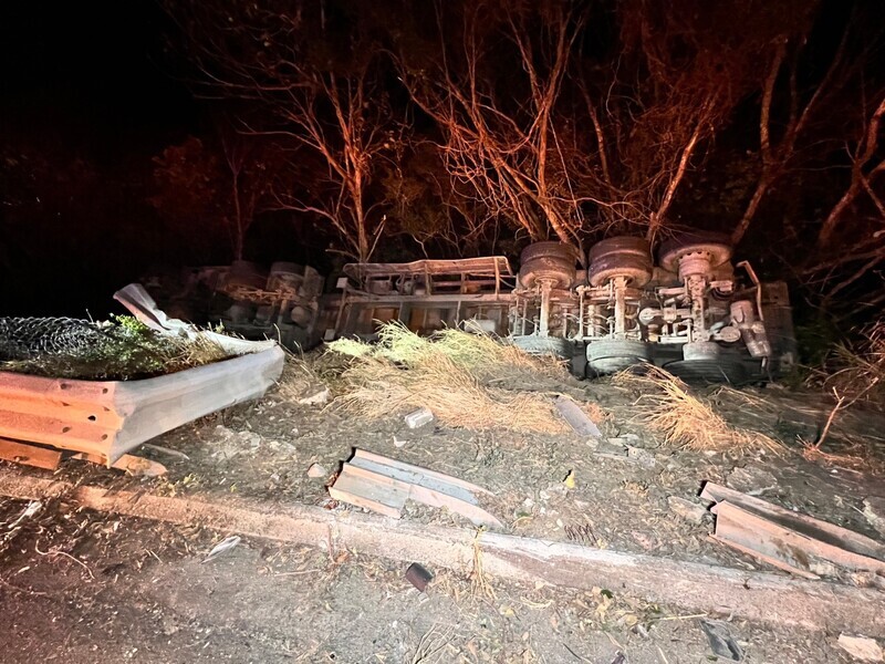 國3南下西湖段砂石車翻覆駕駛擦挫傷 疑爆胎釀禍