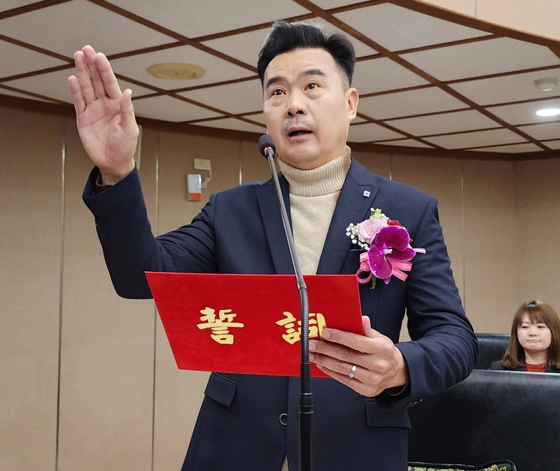 澎湖議員張再興當選無效遺缺 莊光大遞補宣誓就職