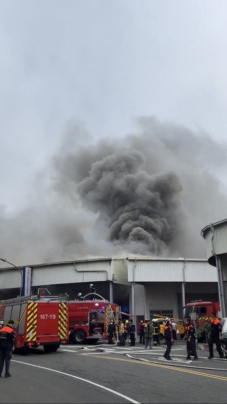 高雄市三民區電池倉庫起火 濃煙竄出火勢已控制