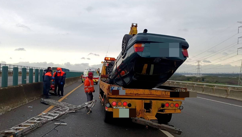 國3和美段鋁梯掉路面 2車閃避不及1爆胎1翻車