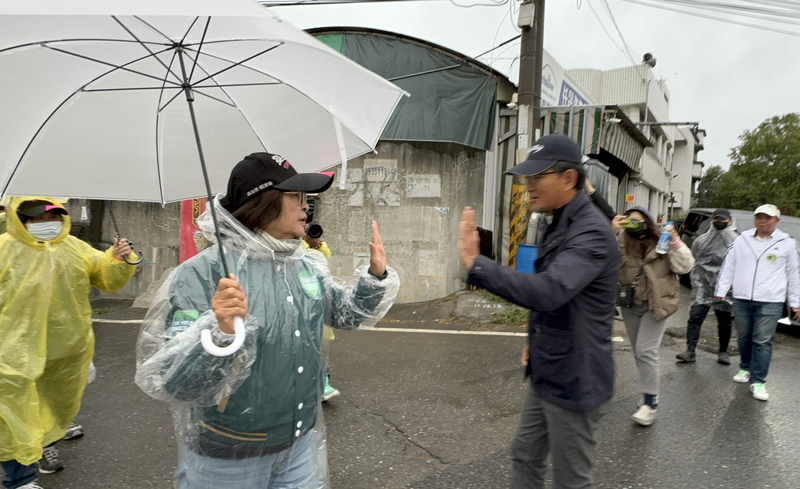 蘇治芬不畏寒風徒步謝票 翁章梁、劉建國相挺