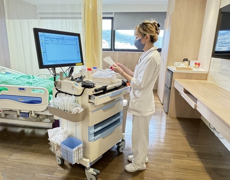 護理師1指推動120公斤工作車 長庚輔推裝置立功