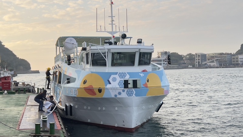 高雄電動渡輪雄棧1號啟航 穿上小鴨裝加入旗鼓航線