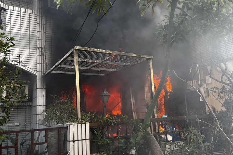 台南新營透天厝火警 1女2童命危送醫搶救