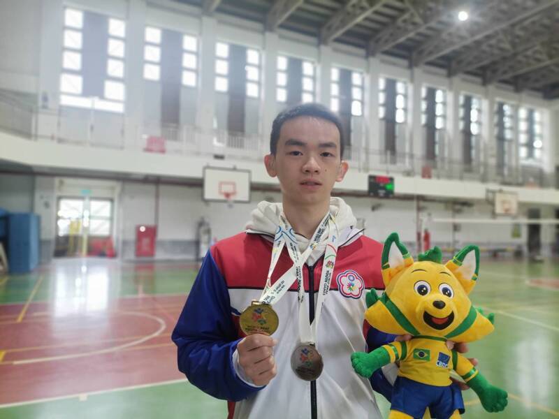 聽障羽球小將林佳勳摘金 回母校鼓勵學弟妹永不放棄