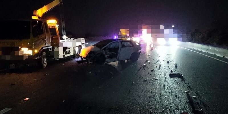 國1嘉義段轎車撞護欄機件散落 波及6車1人傷