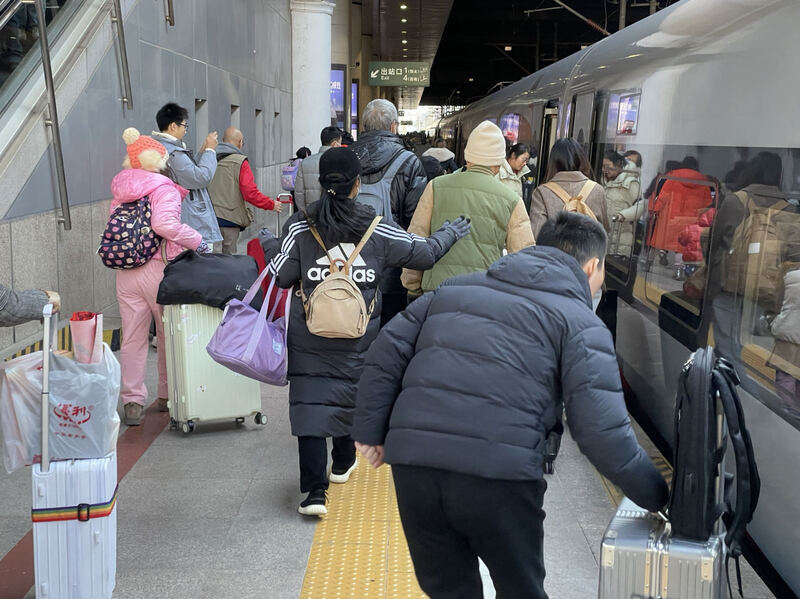 徹底脫離疫情影響後 首場中國春運登場爆人潮